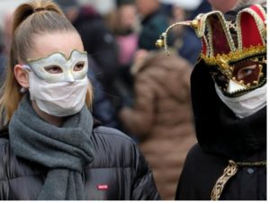 Venecia: usando mascarillas y antifaz en festival 