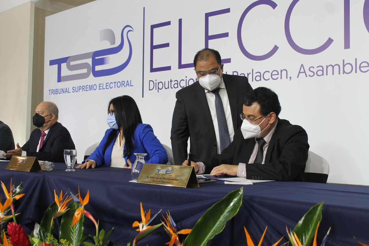 TSE expone los retos en elecciones 2024 con el voto en el exterior