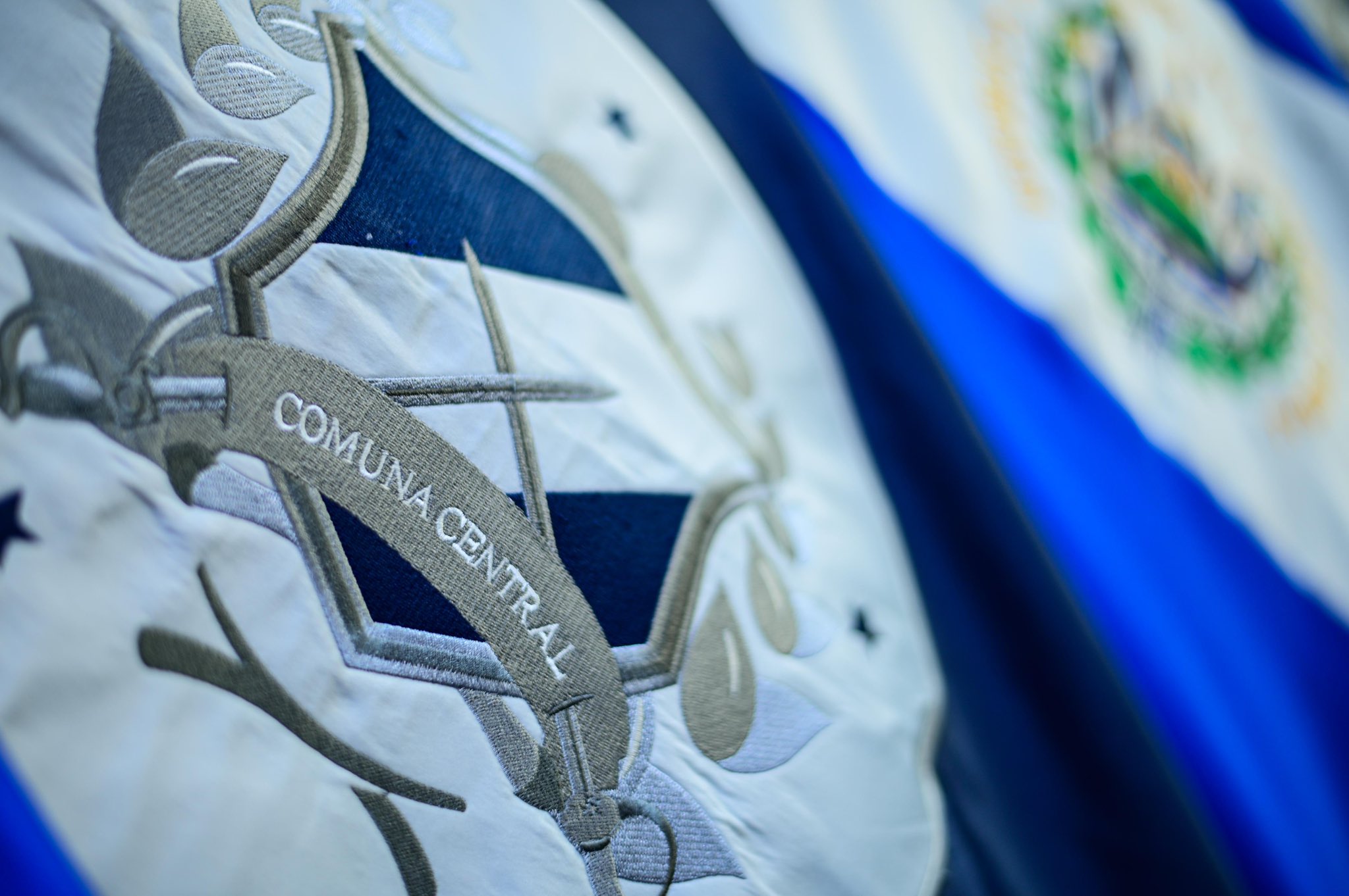 Alcaldía de San Salvador luce nuevo escudo en su bandera